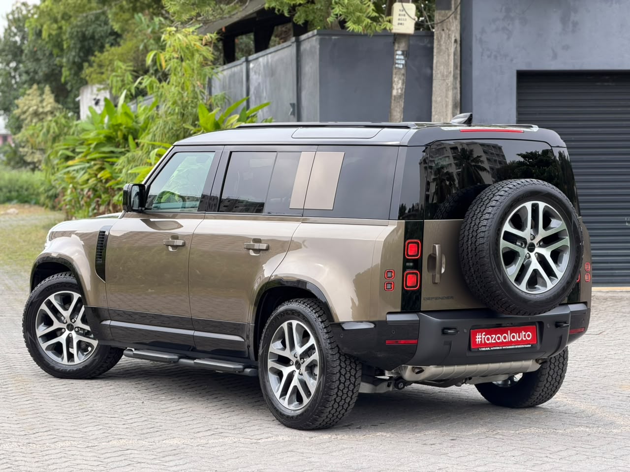 Land Rover Defender 110 X-Dynamic SE P300 AWD